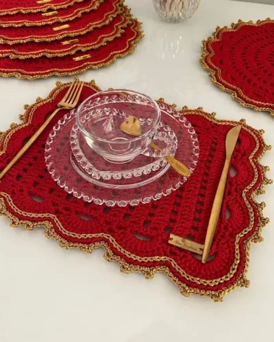 Sousplat/ Jogo Americano retangular Luxo em Crochê - vermelho com dourado- unidade
