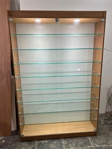 Estante com prateleiras de 8mm e portas de vidro com tranca