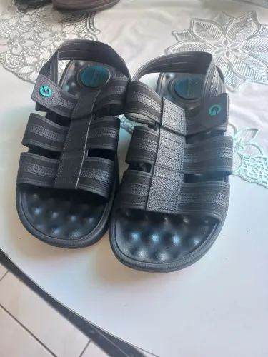Sandálias masculinas pretas confortáveis