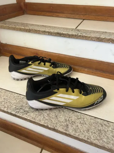 Vendo chuteira society F50 do Messi dourado usada 1x original