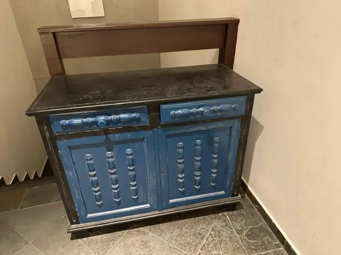 Buffet em Madeira reformado nas cores azul e preto