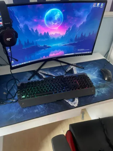 Computador completo p/ jogos e trabalho , mesa e cadeira incluso