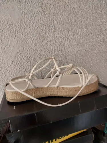 Vendo sandália branca de amarrar