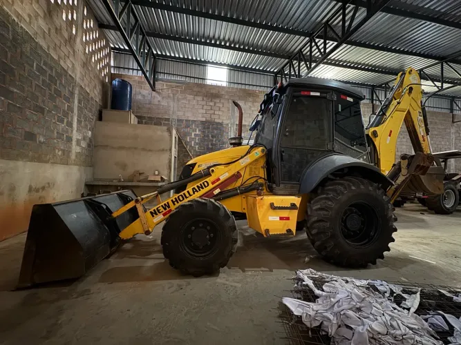 ALUGO RETROESCAVADEIRA 