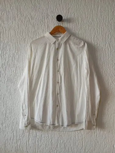 camisa branca branca com símbolos da paz masculina veste m