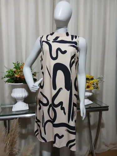 Vestido solto sem manga e estampado