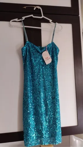 Vestido azul turquesa com paetê