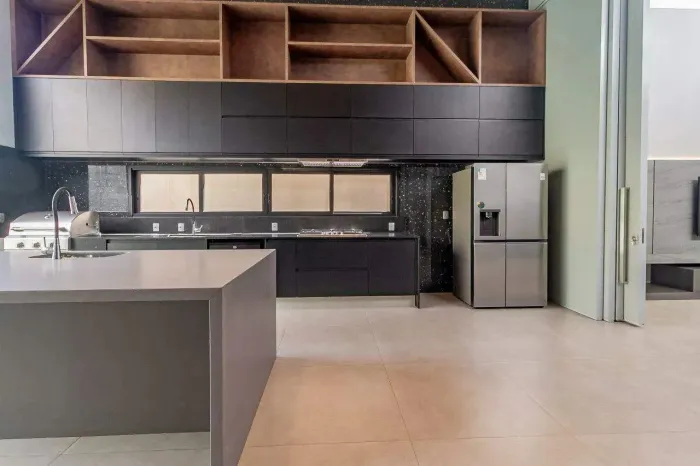 FORMOSA - LINDA CASA COM 3 SUÍTES MOBILIADAS EM RUA 102