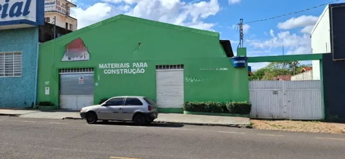 Barracão de aproximadamente 900 m2 no bairro Vila Mendonça em Araçatuba.