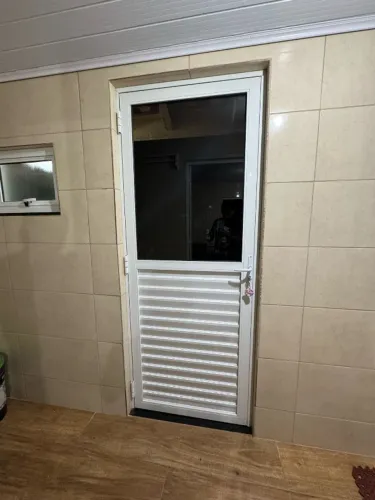 porta em esquadria com veneziana ventilada