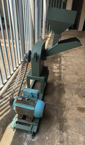 Triturador Forrageiro Nogueira com motor Weg 7,5 CV monofásico