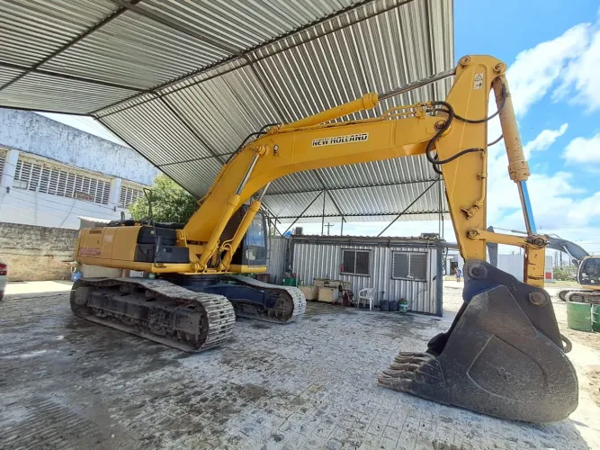 Escavadeira New Holland 385 ano 2013