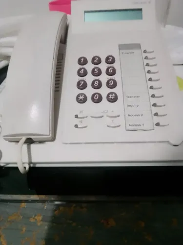 Telefone fixo com secretária eletrônica.