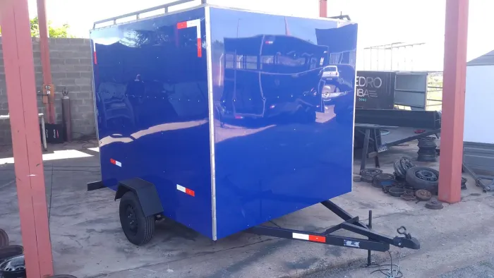 Carreta de reboque FECHADO para transporte de cargas