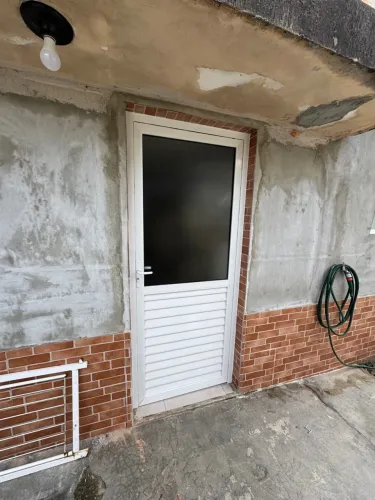 Porta em esquadria de alumínio sob medida.