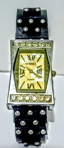Relógio feminino Quartys Marvves em Algarismo Romano,com pedras zircônia,pulseira couro !