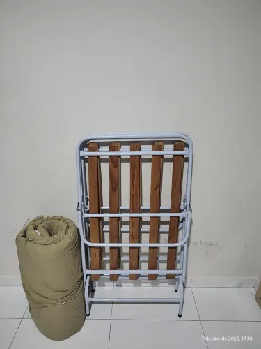Cama Dobrável de Metal com Estrutura de Madeira