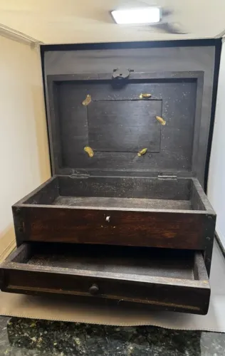 Caixa decorativa de Madeira