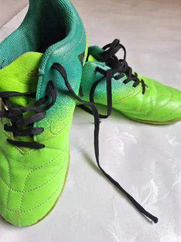 Chuteira Infantil de Futsal Marca Adidas - Verde Tam 34 usada em bom estado
