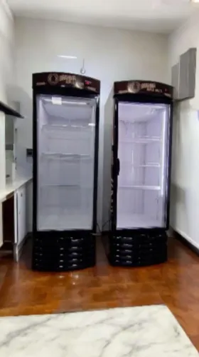 Freezer vertical expositor cervejeira Metalfrio 