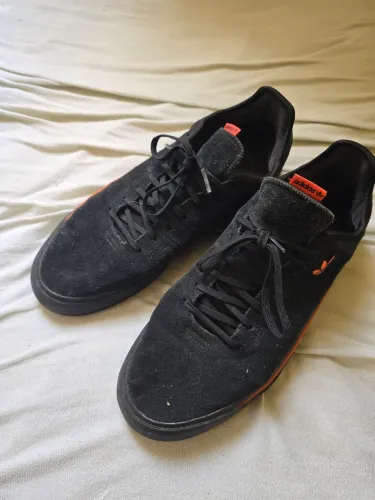 Tênis Adidas Skate - Preto com detalhes laranja