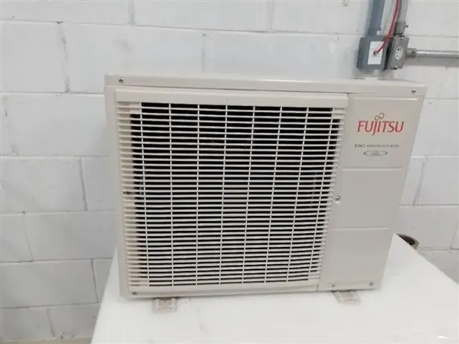 CONDENSADORA FUJITSU HW 12000 BTUS 220V FRIO INVERTER- OUTLET