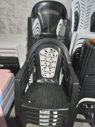 Cadeira de plástico com braço