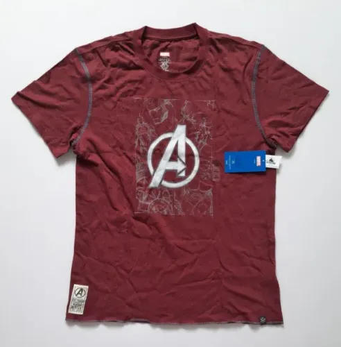 CAMISETA MARVEL AVENGERS 60th ANNIVERSARY - COR BORDÔ