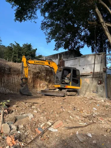 Demolição, escavação e terraplanagem. 