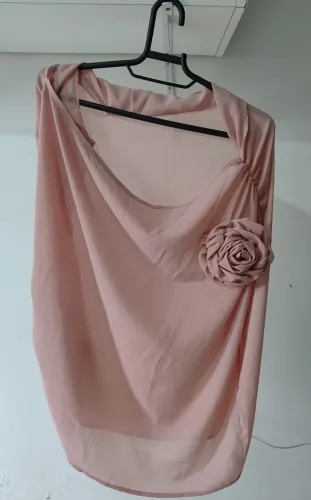 Blusa de tecido leve com detalhe de flor