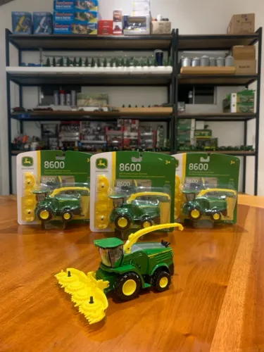 Miniatura forrageira John Deere 8600 1/64