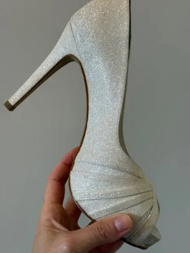 Sapato alto branco com gluter nº 35 ideal pra noiva