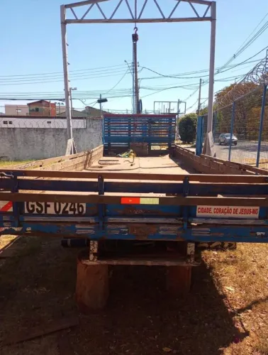Carroceria de madeira 7,5 m para caminhão toco 