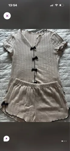 Pijama feminino felpudo bege com laço preto