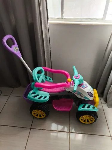 Carrinho de Passeio Quadriciclo Infantil Maral com Pedal