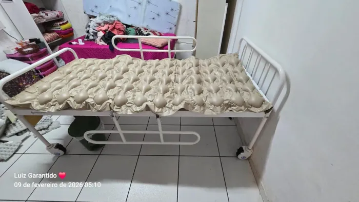 Cama hospitalar com suporte de soro e colchão pneumático
