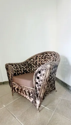 Poltrona em fibra sintética com Assento de Almofada