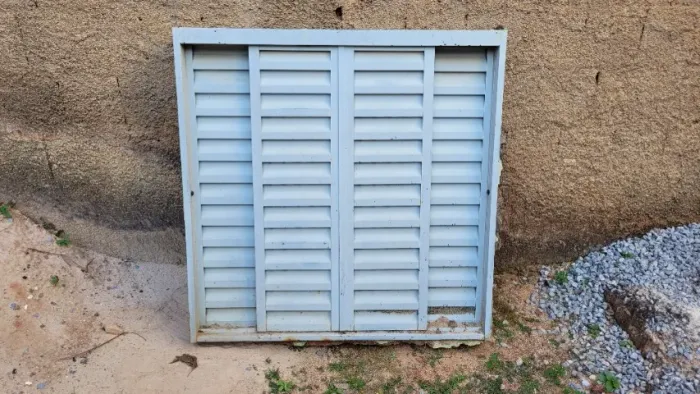 Janela Veneziana 6f 100x100cm com grade e vidro Marca Gravia