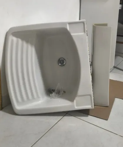 Tanque de lavar roupas todo em louca