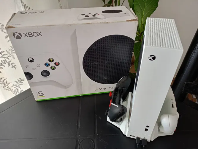 Xbox Séries S com 2 controles e base de refrigeração.