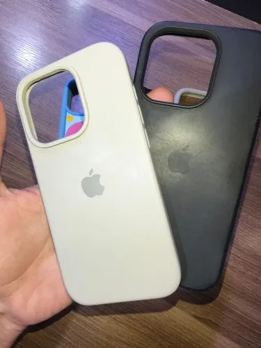 Capinhas iPhone, 14, 14 pro, 15 e 15 pro. As duas de silicone! Para vender rápido!