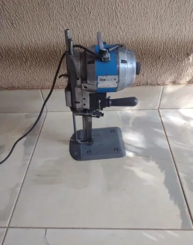 Máquina de cortar tecido