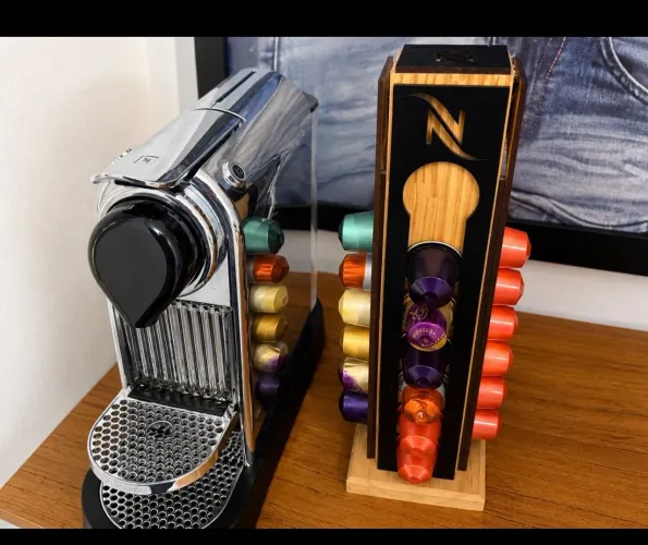 Máquina de café Nespresso + suporte para cápsulas