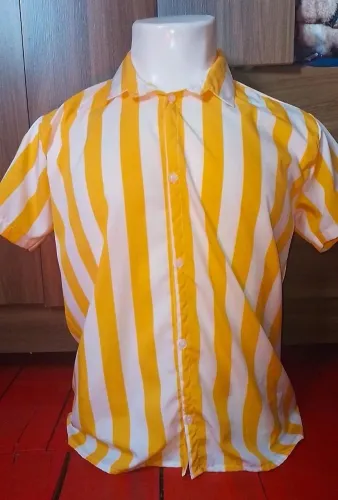 Camisa de botão amarela