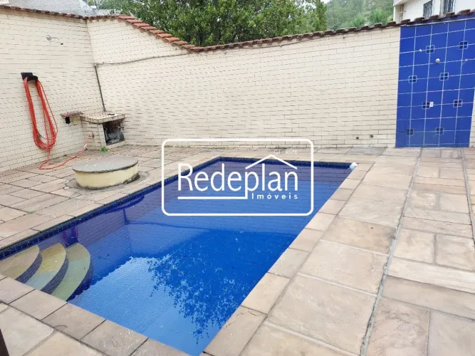 Casa com 4 quartos e Piscina