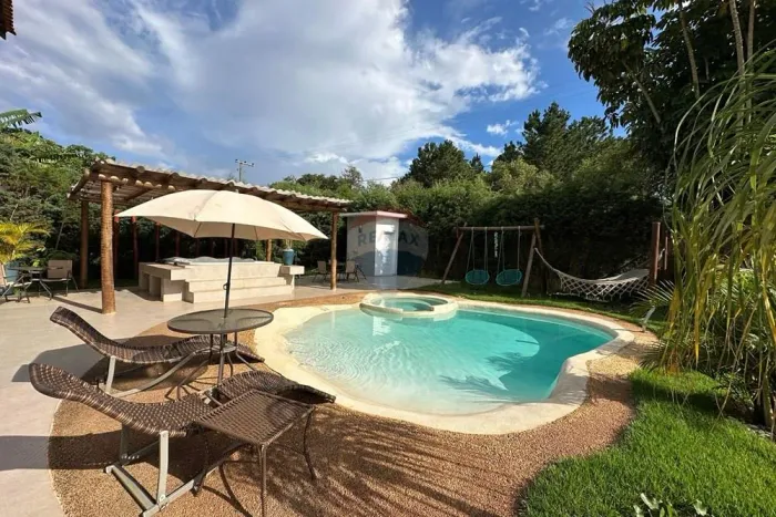 CHÁCARA COM PISCINA ESTILO PRAINHA NA REPRESA DE IBIÚNA