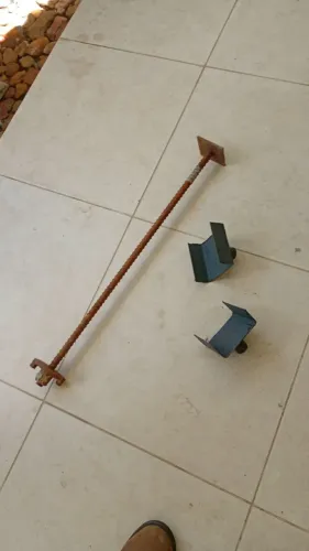 100 BARRAS DE ANCORAGEM PARA ESCORA DE LAJE, SENDO 40 DE 0,80CM E 60 DE 0,60CM 