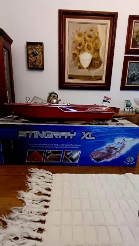 Vendo Barco de brinquedo Elétrico STINGRAY de 50cm 