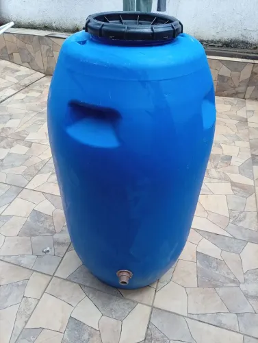 Barril de 200 litros já com flange para captar água.