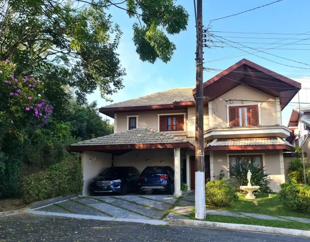 Casa de condomínio para venda possui 270 metros quadrados com 5 quartos